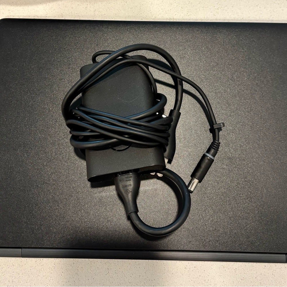 Laptop Latitude 5480 in Metallic Black With Plug and Kate Spade Carry Case